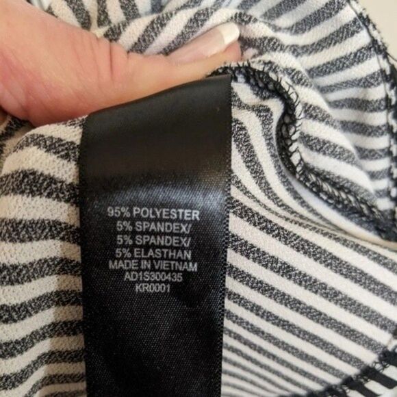 Adrianna Papell black and white striped v-neck long sleeve top - medium - Picture 7 of 8